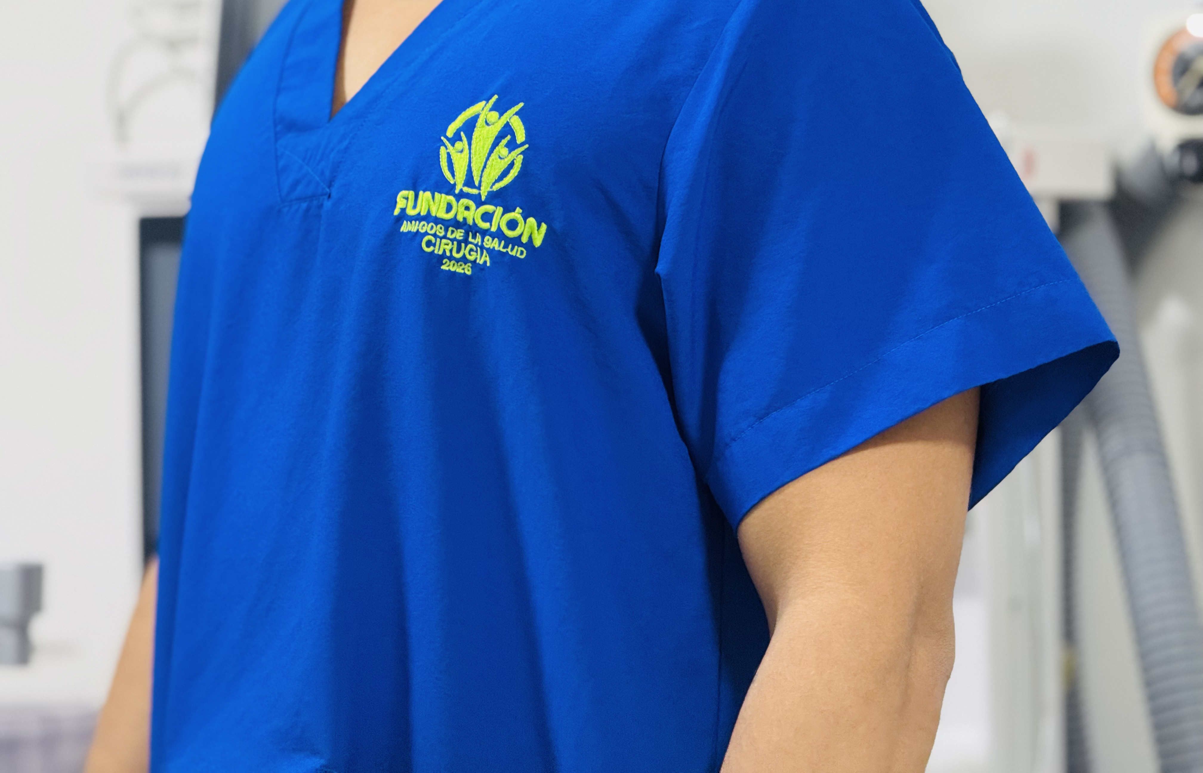 Personal médico sonriente atendiendo a un paciente