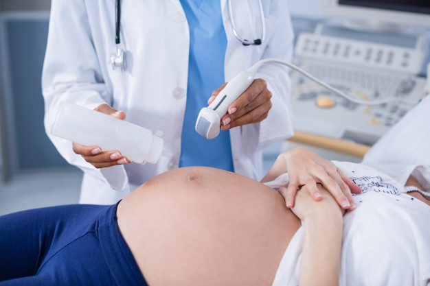 mujer-embarazada-que-recibe-ecografia-estomago_107420-63777