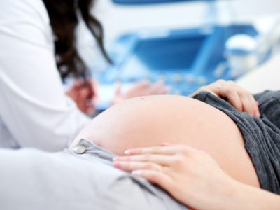 doctor-realizando-ecografia-su-paciente-embarazada_7502-5430