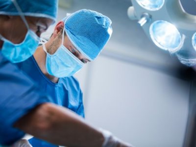 cirujanos-que-realizan-operacion-sala-operacion_1170-2224